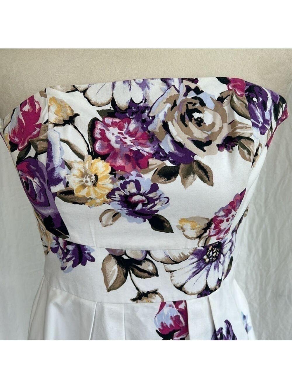 White House Black Market: White Strapless Dress w/ Floral Pattern: Size 0 - Picture 2 of 10